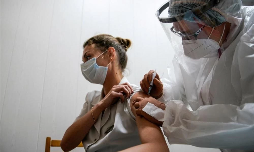 Με "πατημένα τα γκάζια" εμβολιάζει η Ρωσία τους πολίτες